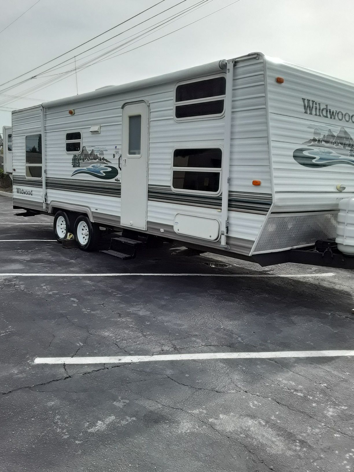 1 Owner 2005 Wildwood 25 foot bunkhouse with slide out