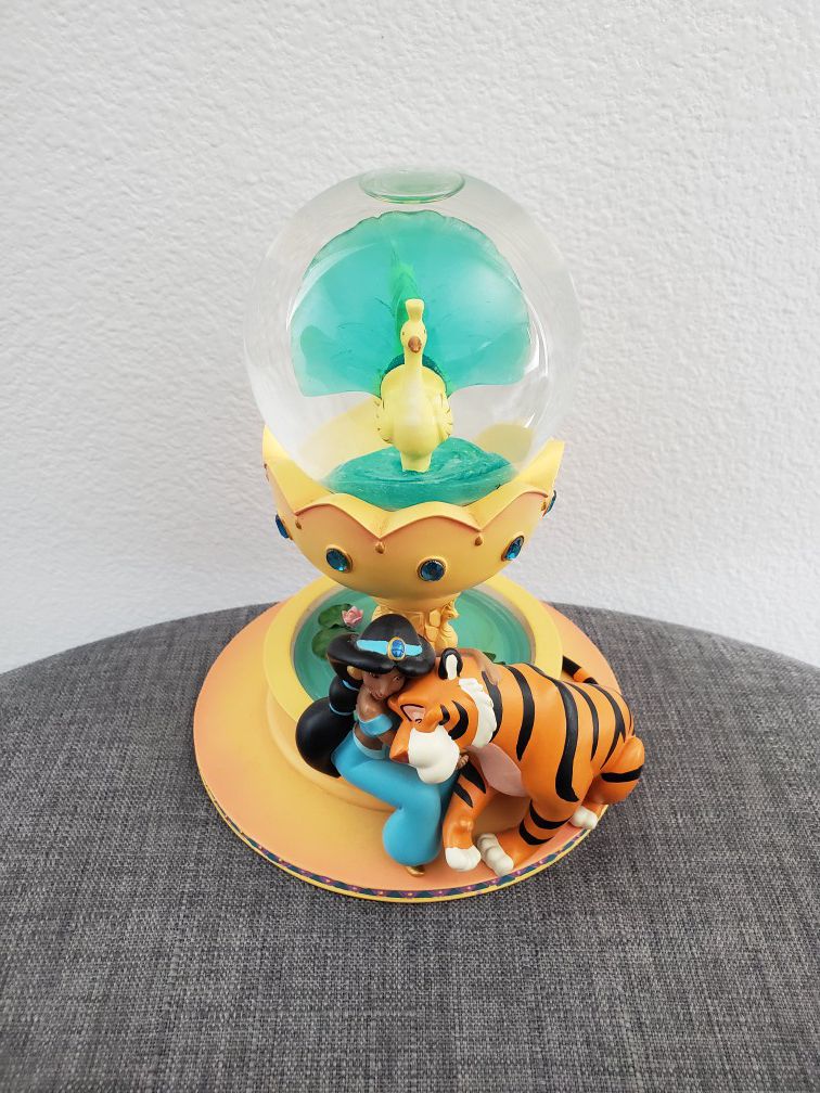 Disney Aladdin Princess Jasmine & Raja Snowglobe statue collectible
