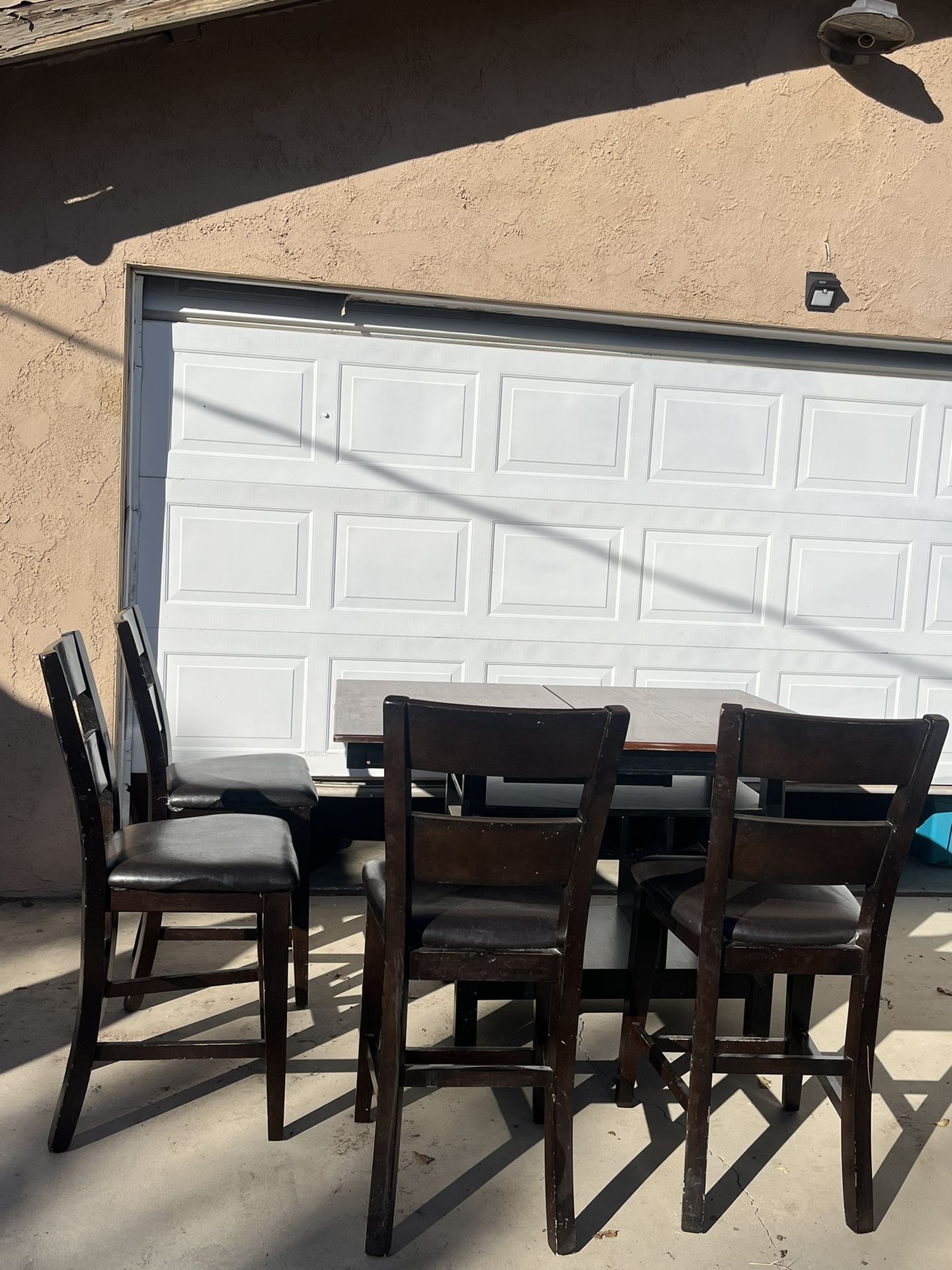 Table With Six Chairs /Table Extends To Larger