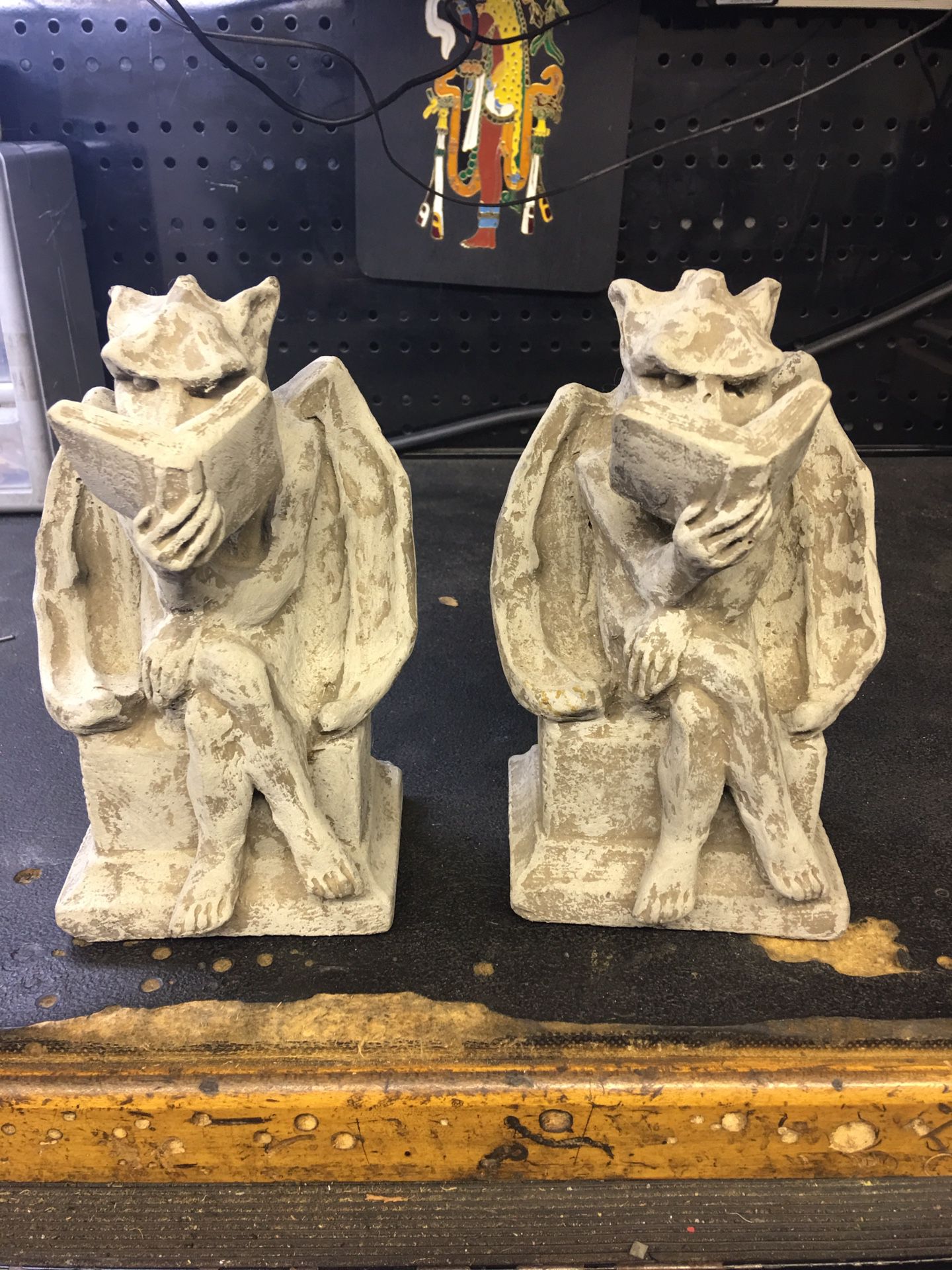 Gargoyles to hold and protect your reading !
