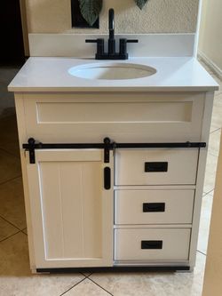 30” Farmhouse Bathroom Vanity with Quartz Top, Sink & Backsplash – White/Black Hardware