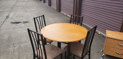 Nice dining Room table and chairs