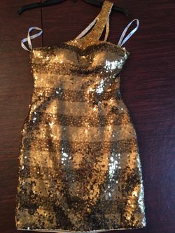 One-shoulder gold sequin dress by “Sparkle”