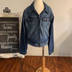 Girls GAP denim Jacket In Good Condition!  Size10/11 fits mire like a size 12/13 