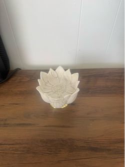 Single wick candle holder