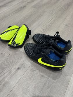 Zapatos De Futbol Soccer Nike Para Niño Size 3Y  Espinilleras Nike 