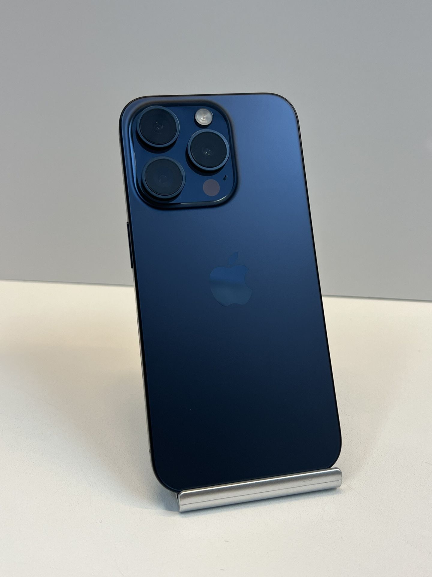 Apple Iphone 15 Pro 128gb. ( Factory Unlocked )