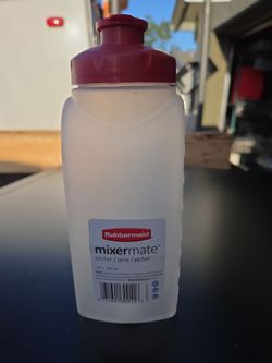 Bottle. Rubbermaid 1 quart servers - NEW
