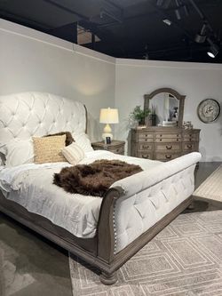 Traditional elegance w/modern comfort Queen sleigh Bed/Bedroom set