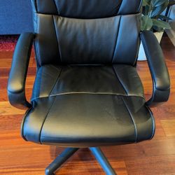 Amazon Basics Padded Office Chair