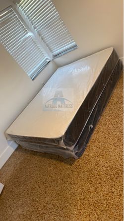 Queen mattress regular set with box spring ( 2pc brand new)
