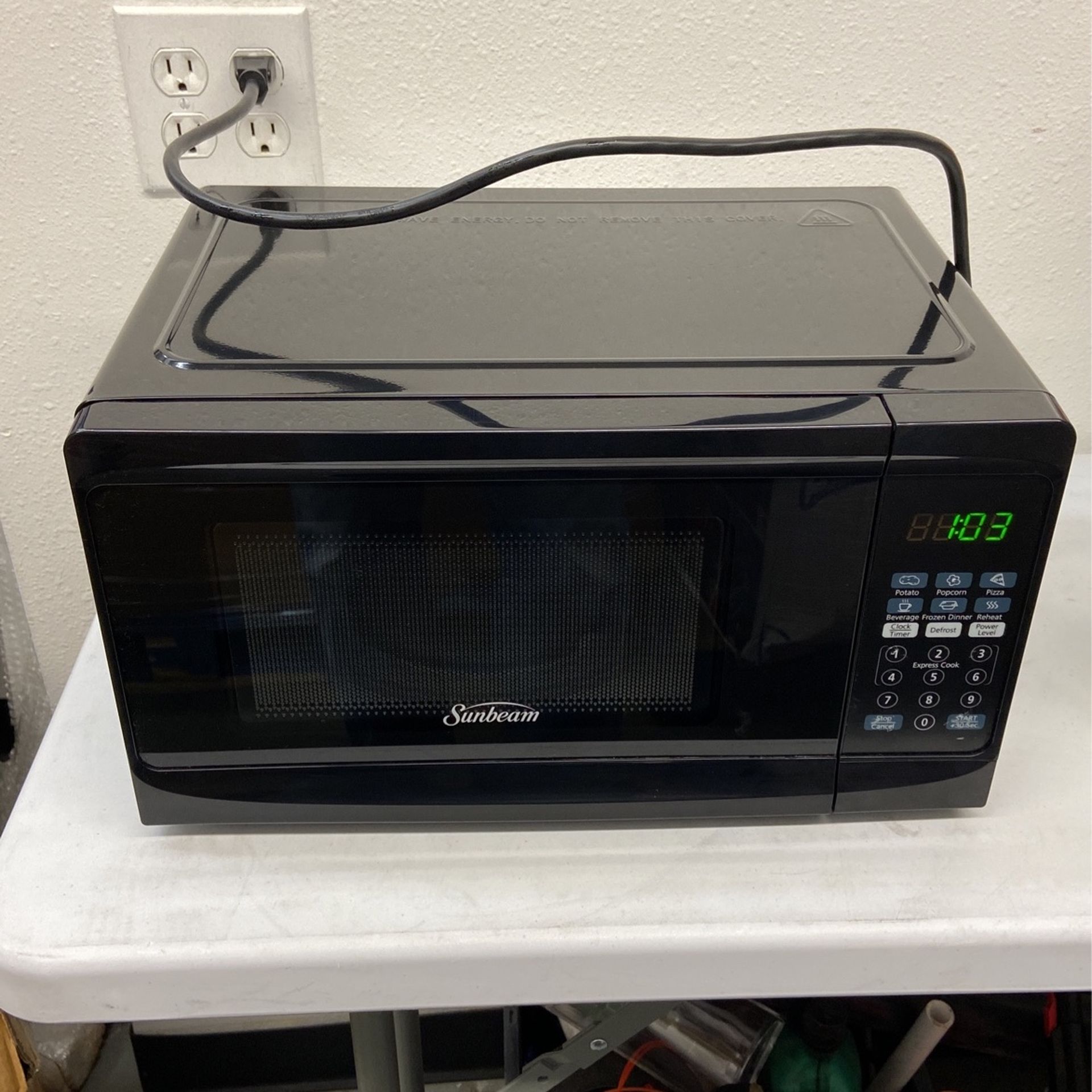 Sunbeam 0.7 cu ft Microwave Oven 700 watts Brand New