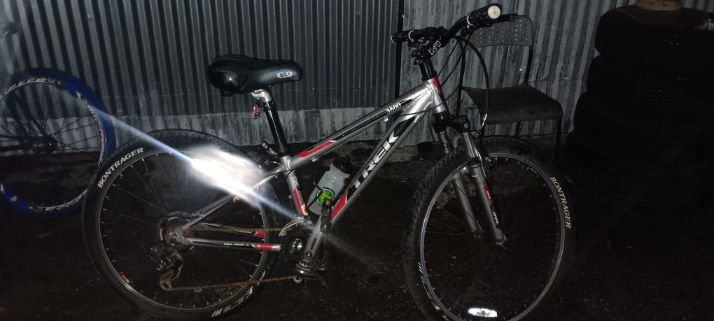 TREK MOUNTAIN BIKE