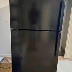 NEW Black 21.1 Cubic Feet Refrigerator - ENERGY SAVER