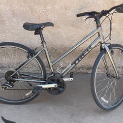 TREK.   Color Gris