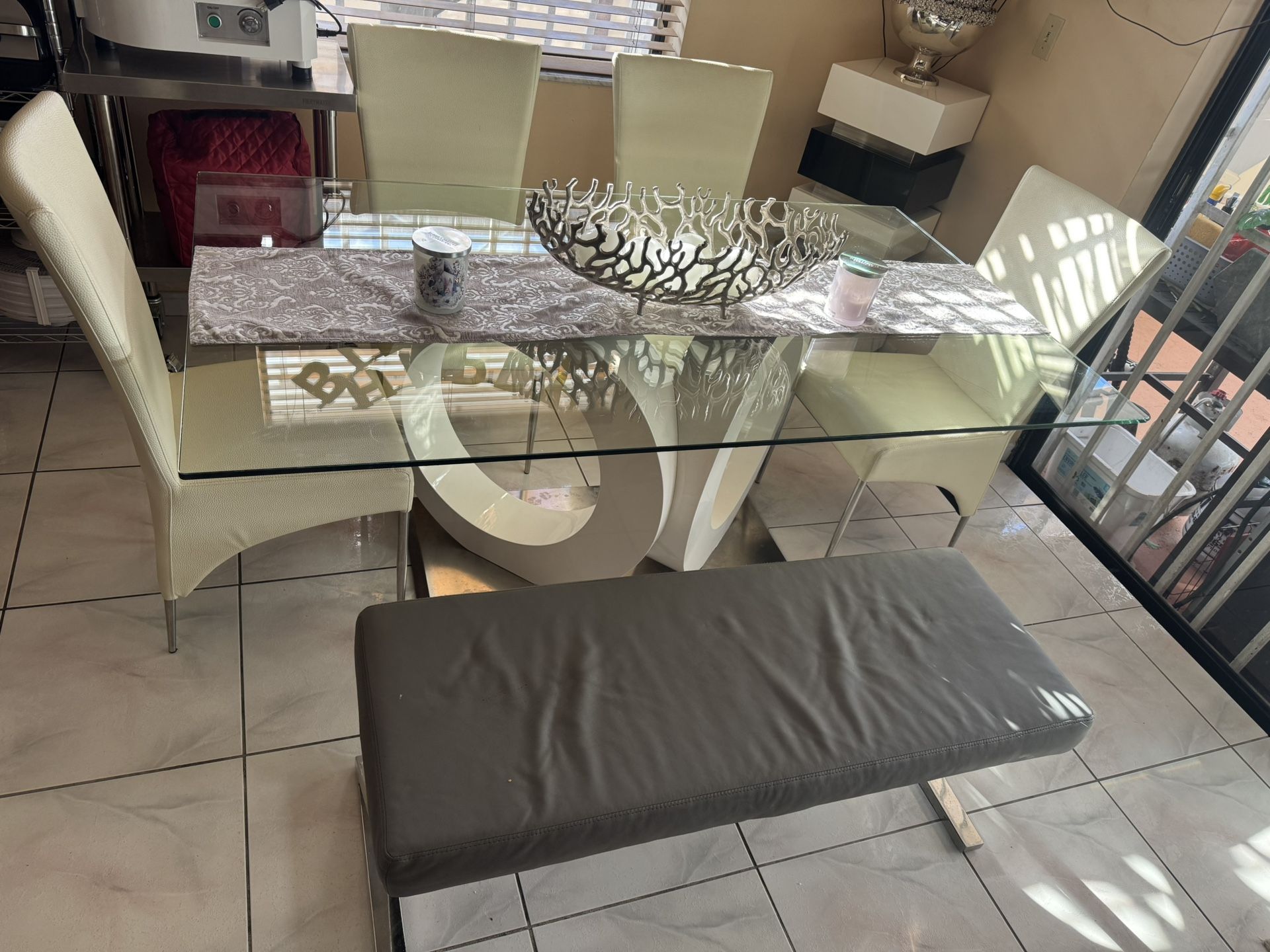 Dining Set With 6 Pieces And Table Center Piece For Free.Juego De Comedor De 6 Piezas Con Centro De Mesa Gratis .