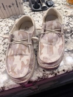 Woman’s camo hey dudes. Size 8