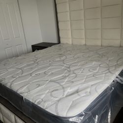 EXTRA TALL BOUCLE HEADBOARD & FOOTBOARD 💯🖤🤍