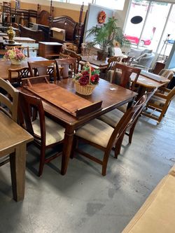 (In store) Dining table and chairs set with leaf