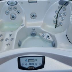 6 Person Jacuzzi Hot Tub In Perfect Working Condition
