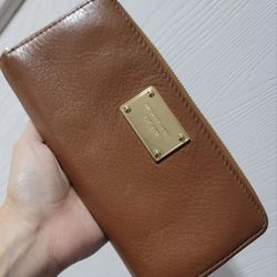 Michael Kors Jet Set Zip Around Wallet Camel Brown Gold Tone Zipper, Logo Plate