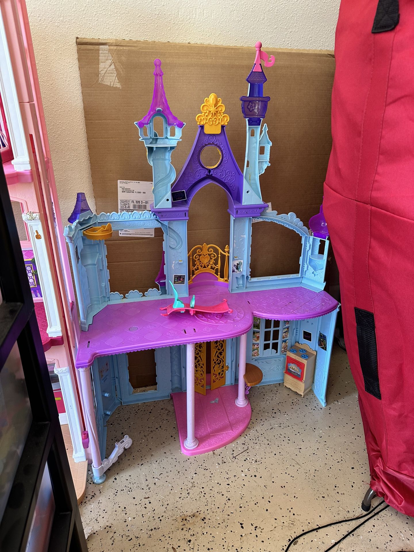 Disney Princess Castle w/ furniture & Accessories