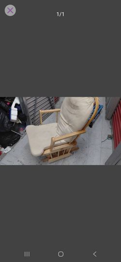 Selling this rocking chaie, bendiendo esta silla de mecerce de madera