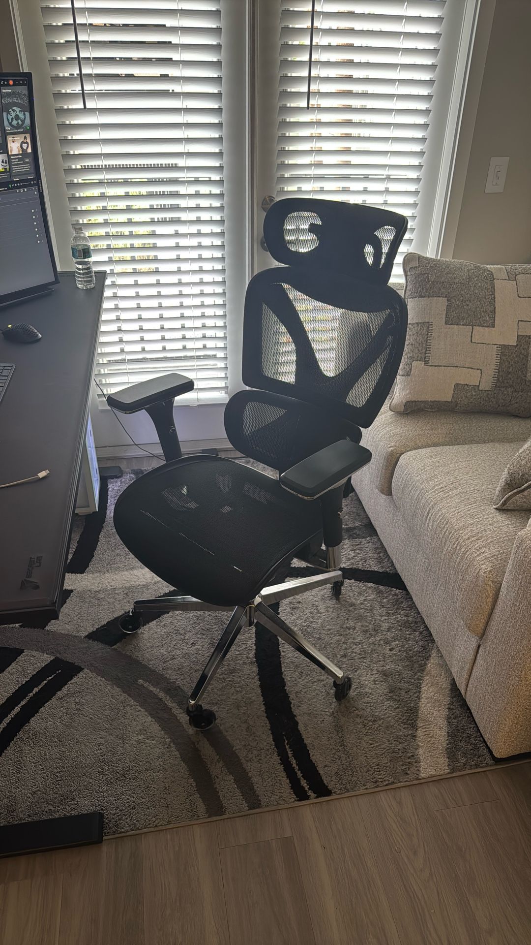 Ergonomic desk chair