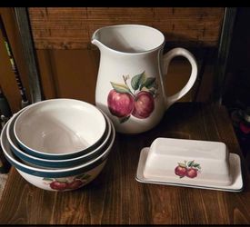 Apple Print 3 Bowls,Pitcher and Butter Dish 