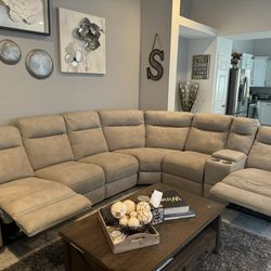 Like New Beautiful Living Spaces Grey Sectional