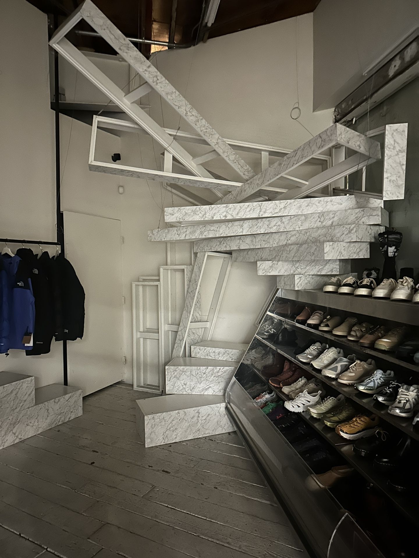 Art Installation White Faux Marble White Pieces In Store 