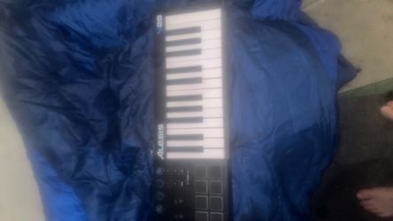 Used Alesis V25 25 Key MIDI Controller