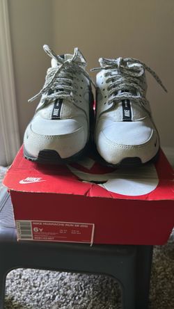 Pure Platinum White-Black Nike Hurache Run SE (GS)