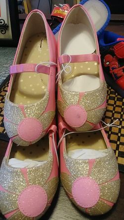 Zapato nuevo de niña solo dos pares size 10 y otro de el 11