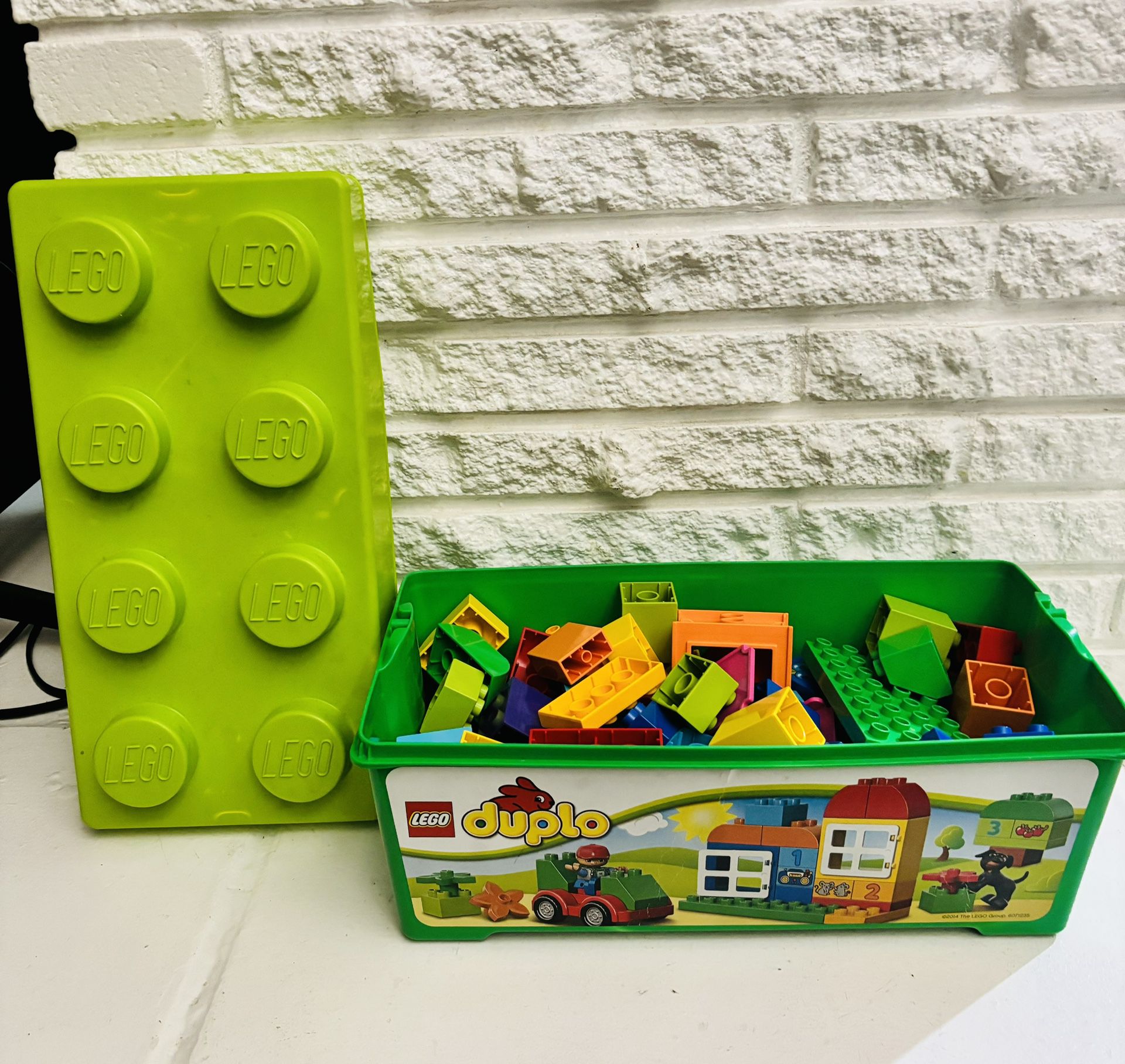 LEGO DUPLO Classic Brick Box 10913 with full pf bricks and characters