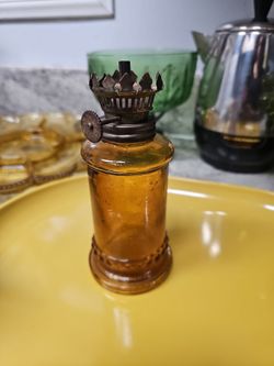 Vintage amber glass kerosene/oil lamp