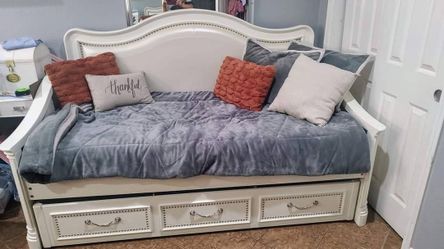Twin Size Bed/Daybed With Trundle 