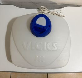 Vaporizador Kaz Vicks de 1.5 galones produce vapor caliente para aliviar síntomas de resfriado y gripe Kaz Vicks 1.5-Gallon Vaporizer produces warm st