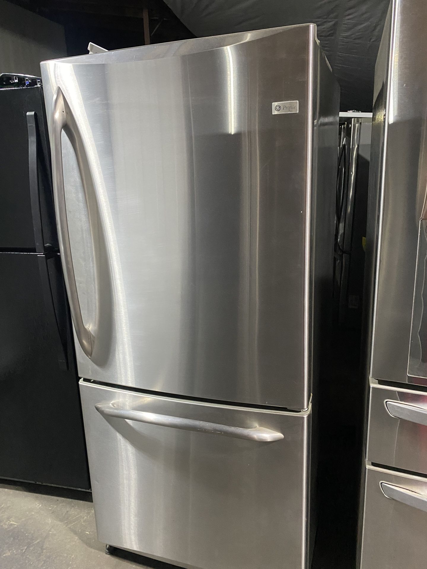 GE TOP AND BOTTOM REFRIGERATOR 30” W 