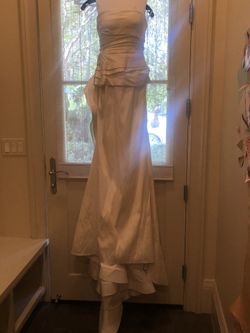 Beautiful Oscar de La Renta wedding dress ivory color size 8 ($7,400.00) make me a offer used for picture session need cleaning