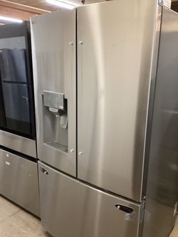 LG 36 in. 28 cu.ft. Standard-Depth French Door Refrigerator w/ Ice Maker and Water Dispenser