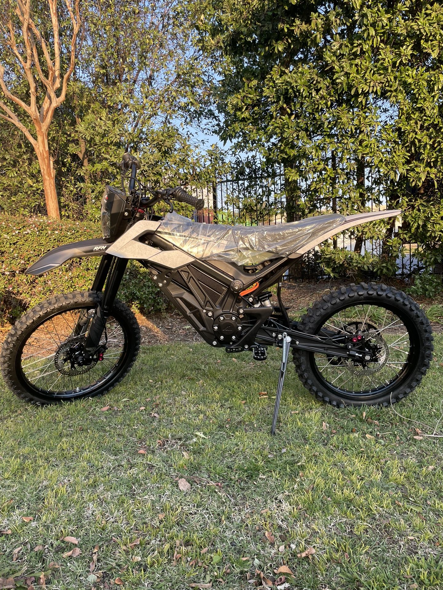 Apollo RFN Ares Rally Pro Electric Dirt Bike, 5000W -74V45A , LG Premium 21700 Lithium Cells