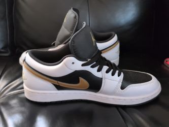 10.5  New   Nike Gold Swoosh