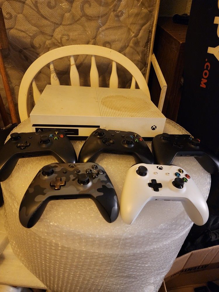 Xbox One S With 4 Controllers And 4 Games