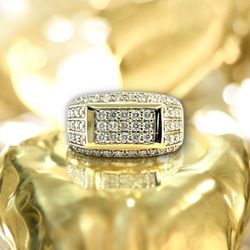 10kt 10.00g Yellow Gold with Cluster of Diamonds Ring.