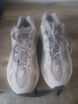 Yeezy BOOST 700 V2  SIZE 8.5 (DAMAGED BOX)