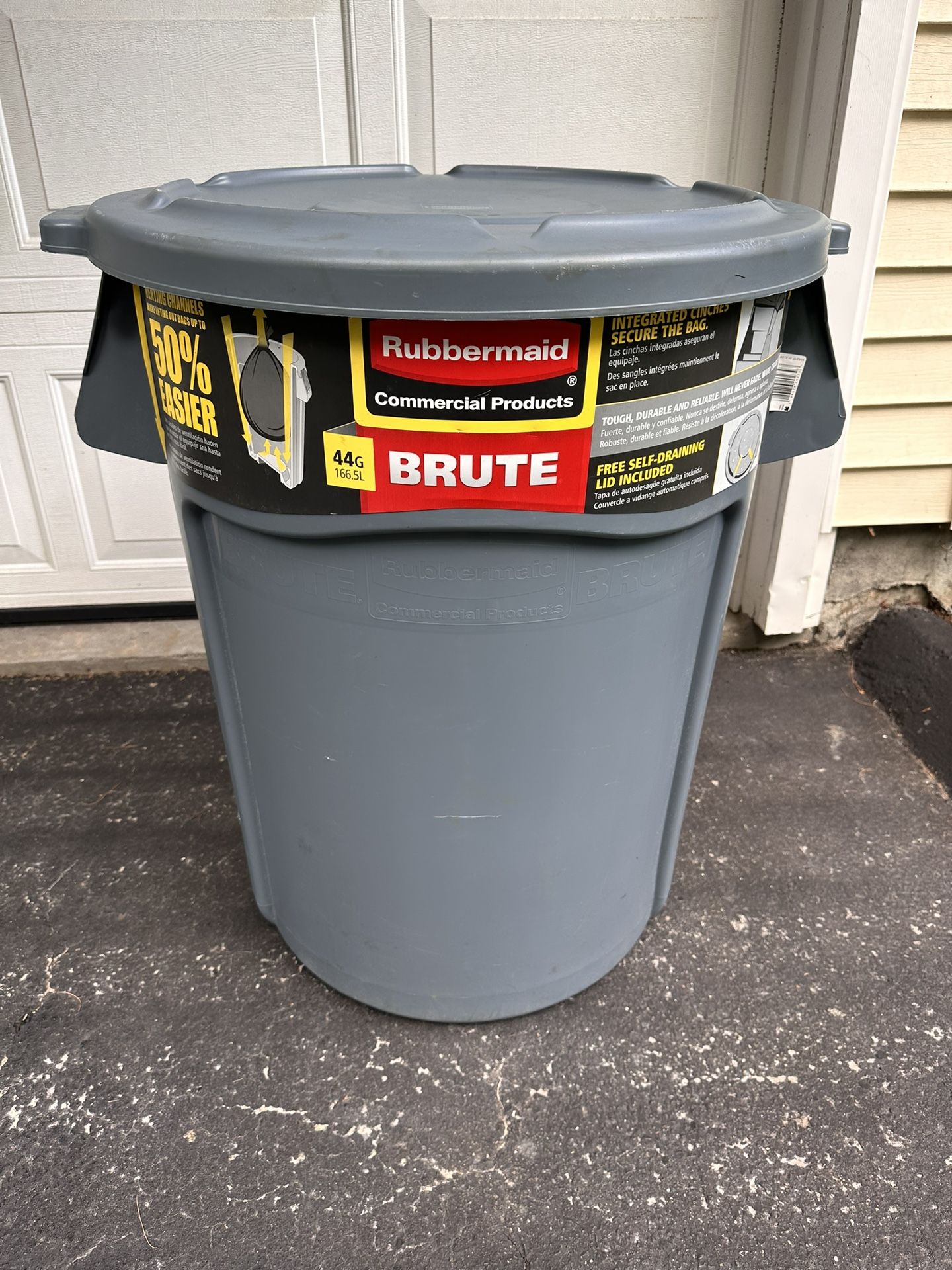 Rubbermaid Brute 44 Gallon Grey Rounded Vented Round Trash Can