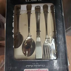 40 Piece Sileverware Dinnerware Set
