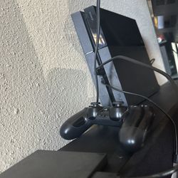 PS4 W/Controller & Gaming Headset 