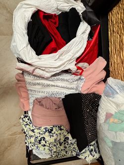 Bolsas con ropa de mujer